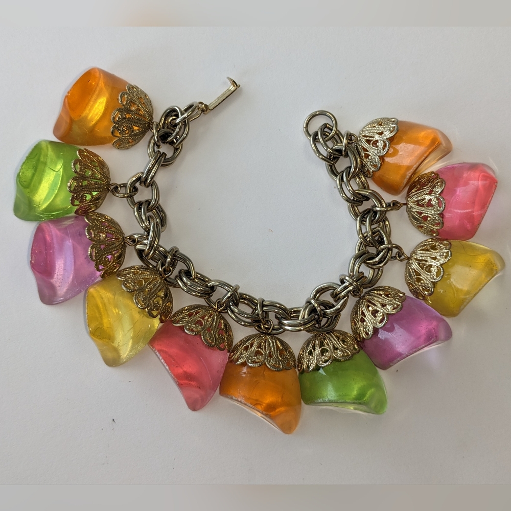 VTG LUCITE CHARMS GOLD TONE CHARM BRACELET